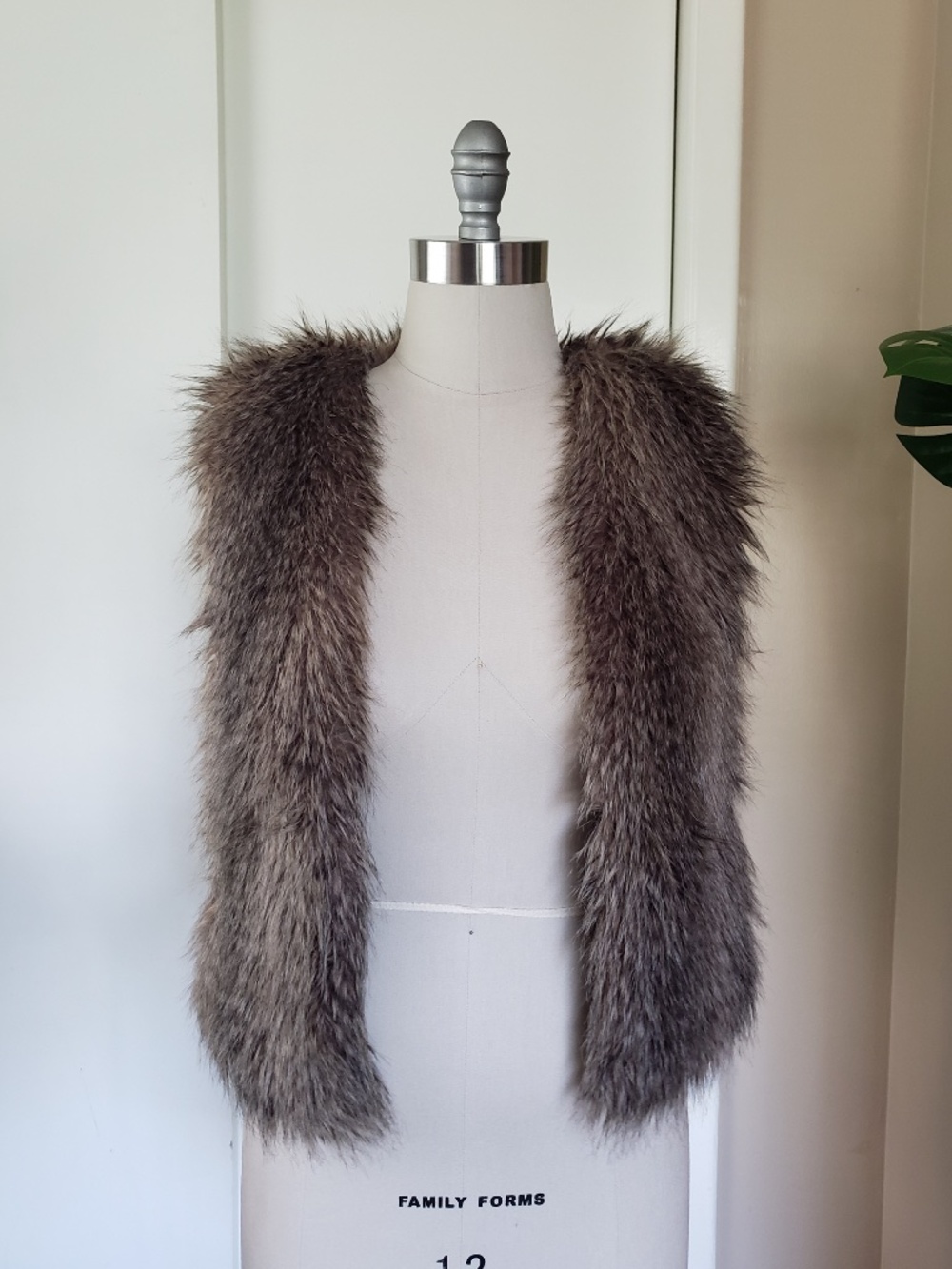 Club Monaco Chic Faux Fur Vest Size Small